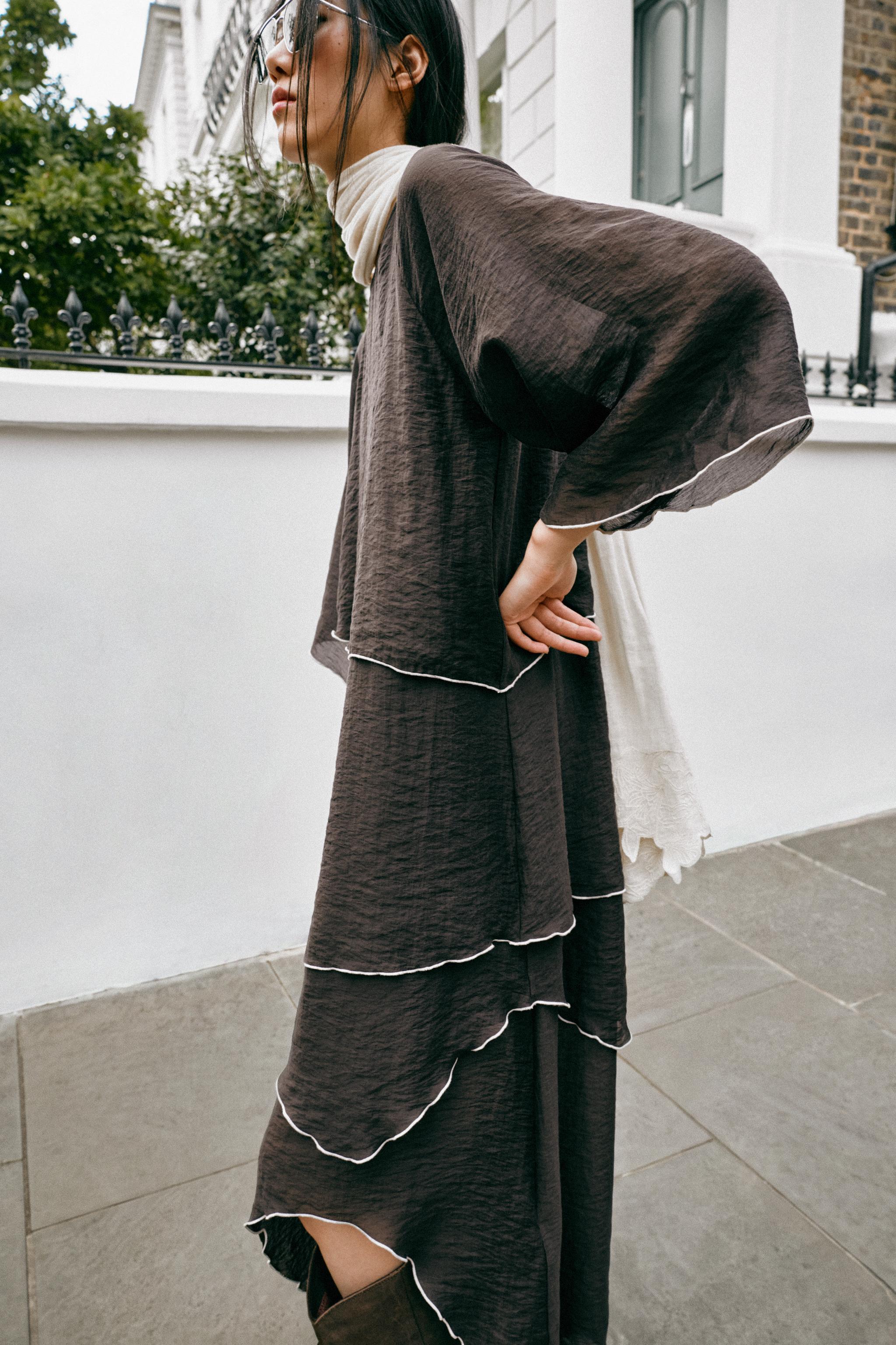 ROBE MI-LONGUE À VOLANTS